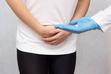 Doktor elinde acı, yakın çekim, ağrı kesici bir kızla hayızlı bir anestezik ilaç tutuyor.