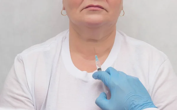 O médico faz um paciente uma biopsia da tireóide sob suspeita de oncologia, nó tireoidiano, close-up, médico, endocrinologia — Fotografia de Stock