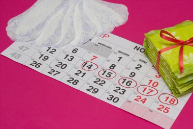 Hangi kadın takvim hijyenik ve günlük yastıkları, pembe arka plan, kopya alanı, samimi