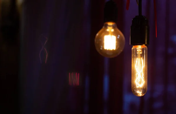 Dos lámparas de incandescencia cuelgan en un café, espacio de copia, noche — Foto de Stock