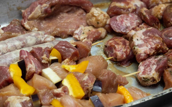 Marinovaný syrové maso se zeleninou pro další smažení na grilování, vaření masa, vaření — Stock fotografie