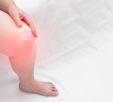 Bir kadın diz hangi artroz ve artrit, eklemler, yakın çekim, kopya alanı, tedavisi için anti-inflamatuar merhem krem losyonları şifa sağlık görevlisi