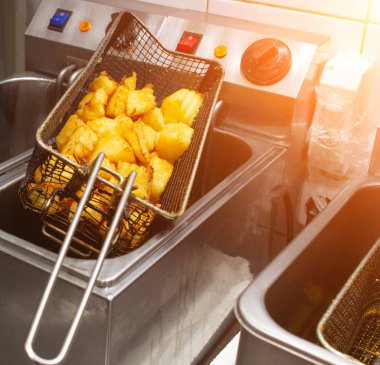 Pişirme Fransız kızartması ve ülke bir fast food Restoran, yakın çekim, abur cubur, patates kızartması