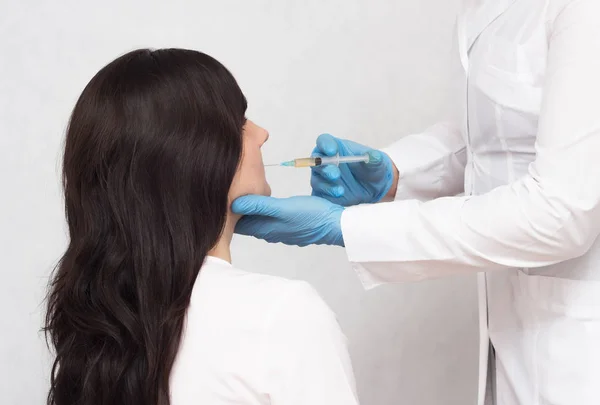 Ο γιατρός κάνει μια ένεση με το πλάσμα του αίματος ενός κοριτσιού κατά της ακμής και καλό δέρμα, στο πρόσωπο, θεραπεία πλάσματος, plasma-ανύψωσης, ιατρική — Φωτογραφία Αρχείου