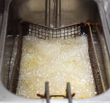 Kaynama ve patates kızartması sıcak kaynar bir fast food Restoran, arka plan, pişmiş, kızarmış ve rustik olan yağ kaynar