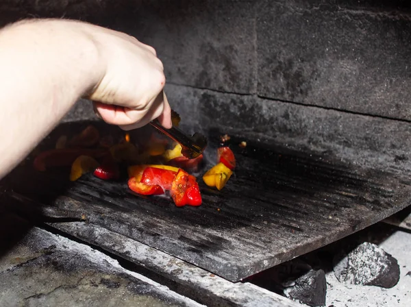 Verdure in salamoia arrosto in forno per barbecue, peperoni rossi e gialli in forno, vegetariano, grill — Foto Stock