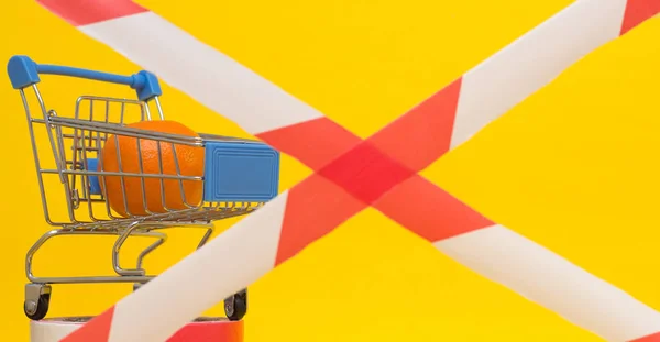 ショッピングカートであるマンダリン、禁止テープ、商品や製品の輸入に対する制裁措置の概念 — ストック写真