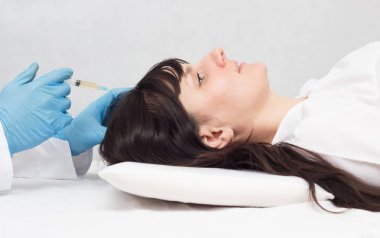 Doktor iğne geliştirmek için plazma tedavisinin ve Güzellik Saç, şifalı kız verir