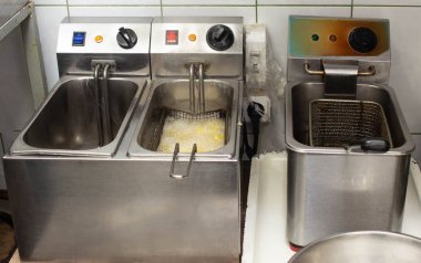Fritöz patates petrol ve patates kızartması restoranda mutfaktaki kavurma için