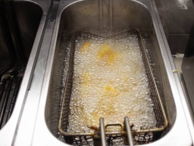 Kaynama ve patates kızartması bir fast food Restoran, arka plan, kızarmış ve rustik olan yağ kaynar pişmiş