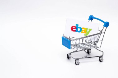Bobruisk, Belarus - 30 Ocak 2019: Alışveriş arabası bir beyaz arka plan online mağaza, Market Ebay, online mağaza