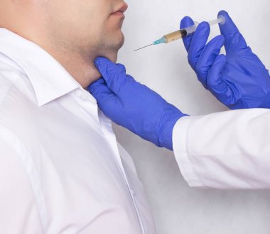 Doktor plazma kaldırma adam enjekte ısırır çift çene enjeksiyon, yakın çekim, lipofilling