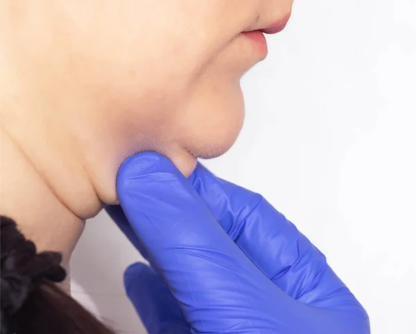 Médico cirurgião plástico examina uma dupla seleção de pacientes antes da cirurgia, close-up — Fotografia de Stock