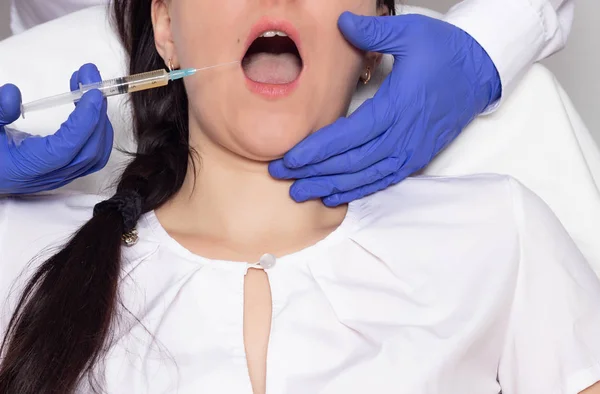 Použití plazmy zvedání v zubním lékařství, zubní lékař vstřikuje krevní plazmy do dásní, plazma terapie — Stock fotografie