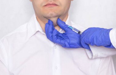 Doktor hasta çift çene enjeksiyonları hyaluronik asit, yakın çekim, sorunları verir