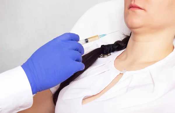 The doctor makes the patient an injection of plasma therapy and lipofilling into the problem double chin, close-up — Stock Photo, Image