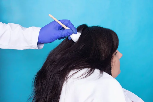 Лікар за допомогою кріотерапії рідкого азоту проводить процедуру відновлення волосся на голові дівчат, косметологія — стокове фото