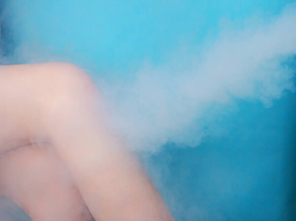 Метод лечения кожи на ногах с помощью криотерапии, холодного лечения в косметологии, физиотерапии для снятия болей, азота
