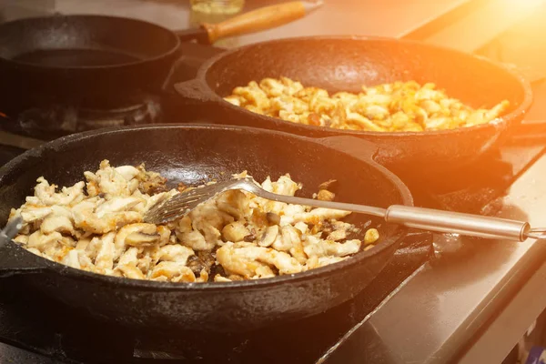 Dvě pánve, na nichž kuřecí řízek peče maso a houby, restaurace, detail — Stock fotografie