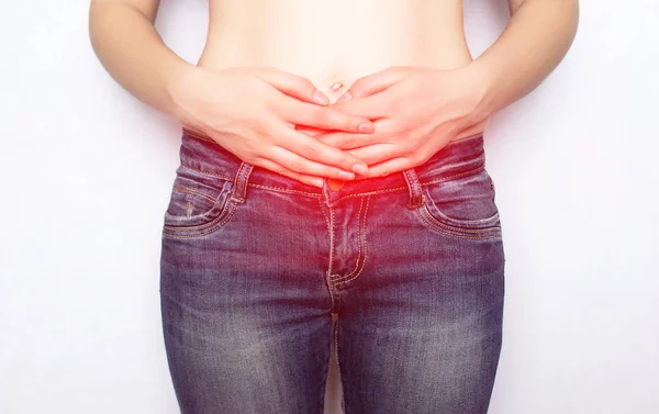 The girl holds her stomach for an umbilical hernia of the abdomen, pain, omphalocele, discomfort — Stock Image The girl holds her stomach for an umbilical hernia of the abdomen, pain, omphalocele, discomfort Stock Photo