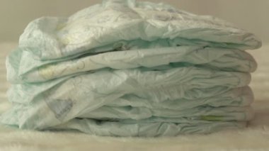 Anne bebek bezi, yakın çekim, ağır çekim, konfor bir sürü koyar