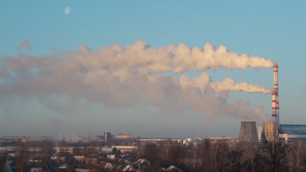 El humo helado sale de las tuberías de las centrales térmicas contra un cielo azul, el invierno — Vídeos de Stock