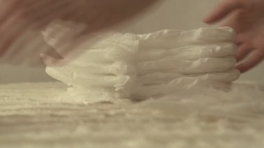 Anne bebek bezi bir yığın, yakın çekim, ağır çekim düzenler