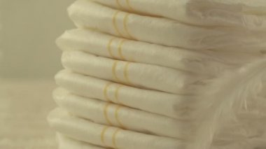 Annesi beyaz ışık tüy bebek bezi, hafiflik ve rahatlık, yakın çekim, yavaş mo, arka plan kavramı üzerinde tutar.