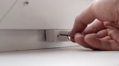 Adam kilit açma penceresi, güvenlik, yakın çekim, yükleme karşı çocuk için koruma ayarlar