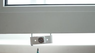 Adam kilit açma penceresi, güvenlik, yakın çekim, yükleme karşı çocuk için koruma ayarlar