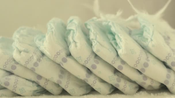 아기 기저귀, 편안 함과 가벼움, 슬로우 모션의 개념에가 백색 섬세 한 깃털 — 비디오