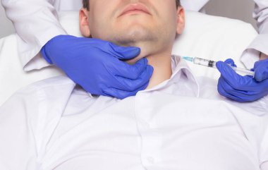 Doktor güzellik uzmanı bir erkekle lipolytic uyuşturucu, yakın çekim, tıbbi bir çift çene enjeksiyon için yordamı yürüten