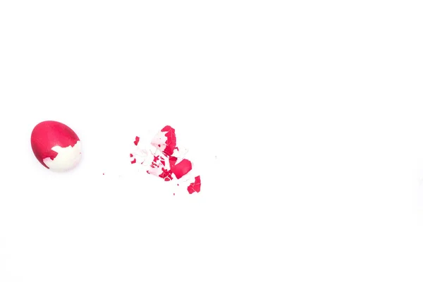 Красное пасхальное яйцо с оболочкой на белом фоне концепция символа воскресения и крови Христа, изолировать, скопировать пространство, Господь наш — стоковое фото
