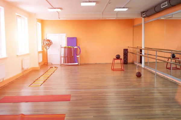 Alojamiento en un gimnasio para gimnasia y aeróbic y pérdida de peso, gimnasio, sobrepeso —  Fotos de Stock