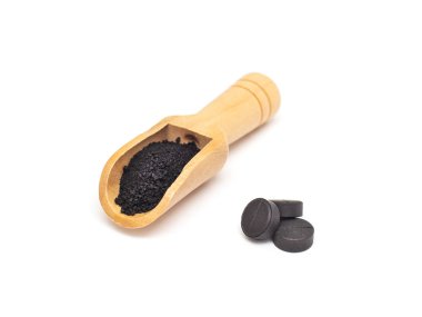 Siyah aktif karbon tabletleri ve kozmetik ve Dermatoloji, beyaz arka plan, beyaz arka plan kavramı üzerinde toz karbon izole etmek, anti-inflamatuar