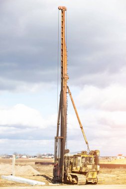 İnşaat ve betonarme kazık sürüş zavallı toprak, sürüş kazık, dizel çekiç, hindistancevizi, nem direnci donatımı temeline inşası