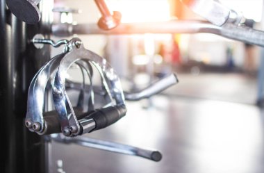 Tek cihaz eğitim farklı sonuçlar elde etmek için itme gücü çalışmaları gerçekleştirmek için modern bir spor salonu kopya alanı, kollarında