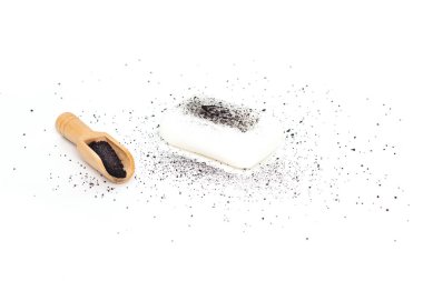 Tuvalet krem sabun Cilt Bakımı ve temizliği, beyaz bir arka plan üzerinde aktif karbon ilavesi ile izole, yakın çekim, bambu