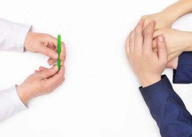 Bir üreme tıbbi doktorun resepsiyonunda aile çift. İnfertilite kavramı ve Doğum ile ilgili sorunlar, beyaz arka plan, kopya alanı, yatılı okul