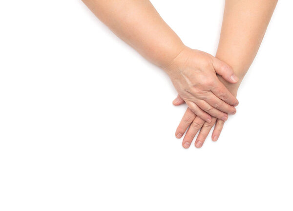 Руки женщины в возрасте с обезвоженной трещиной и сухой кожей на белом фоне, изолировать, копировать пространство, поглощение, природные
