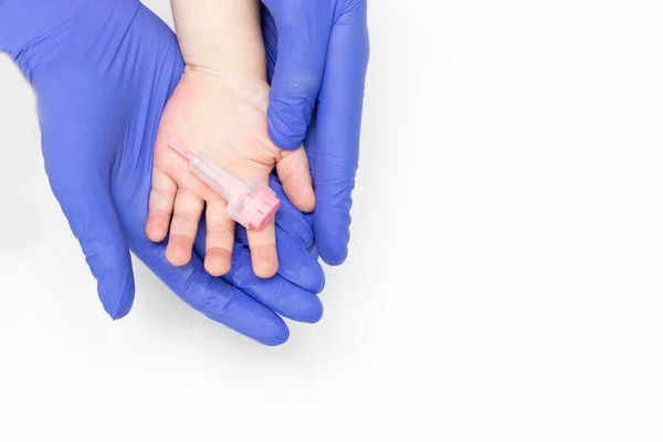 Ανώδυνος και σύγχρονος τρόπος λήψης αίματος από ένα δάχτυλο χρησιμοποιώντας μια αναμφιληστή, Γενική κλινική ανάλυση του αίματος ενός παιδιού, λευκό φόντο, αντίγραφο χώρου, ιατρική — Φωτογραφία Αρχείου