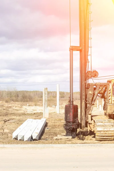 Construction et construction de la fondation sur des pieux d'entraînement en béton armé dans un sol pauvre, équipement pour enfoncer des pieux, marteau diesel, coprah, résistance à l'humidité — Photo