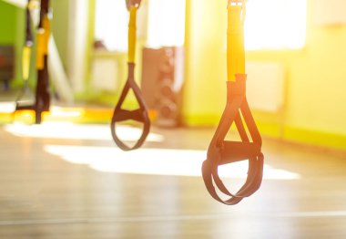 Fitness ve spor döngü Trx modern formu yeni spor salonu, güneş ışığı, kopya alanı