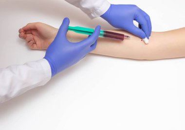 Bir doktor bir kan testi, beyaz arka plan, kopya alanı, toplam protein için bir hastanın damarından biyokimyasal kan testi alır