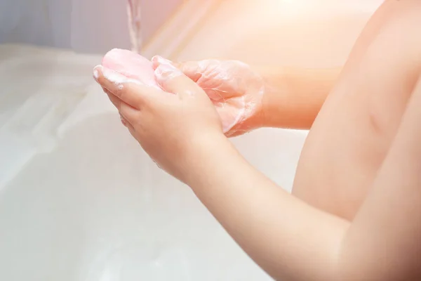 Uma criança pequena lava as mãos com sabão antibacteriano para higiene e prevenir a infecção por bactérias e infecções perigosas, espaço de cópia — Fotografia de Stock