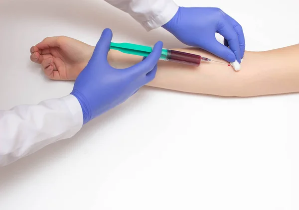 Um médico faz um exame bioquímico de sangue da veia de um paciente para um exame de sangue, fundo branco, espaço de cópia, proteína total — Fotografia de Stock