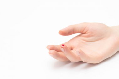 Beyaz arka plan ve kan üzerinde kadın el kırmızı kan hücresi ve soya göstergeleri, kopya alanı, enfeksiyon bir parmak kan genel bir klinik analiz bir parmak kavramı