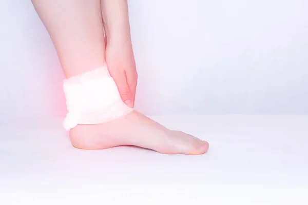 Comprimir e apoio do tornozelo para eliminar a dor, inflamação e luxação da articulação do tornozelo, close-up, espaço de cópia, osteoartrite — Fotografia de Stock