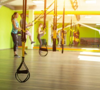 Ders ve Egzersiz Trx döngüler ile modern bir spor salonunda, kopya alanı, güneş, aşırı kilo, metabolik