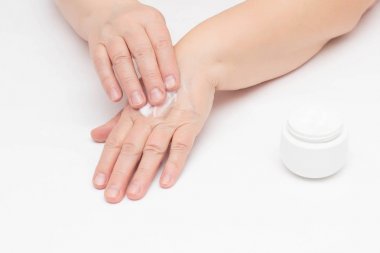 Yaşlı bir kadın tahriş ve ciltte kızarıklık, eller için vitamin ile krem, dermatoloji, gevşeme ellerin sorunlu cilt krem uygular
